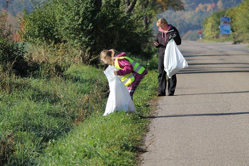 Uklízení příkopů kolem cest měli dobrovolníci v Netvořicích v sobotu 14. října už počtvrté.