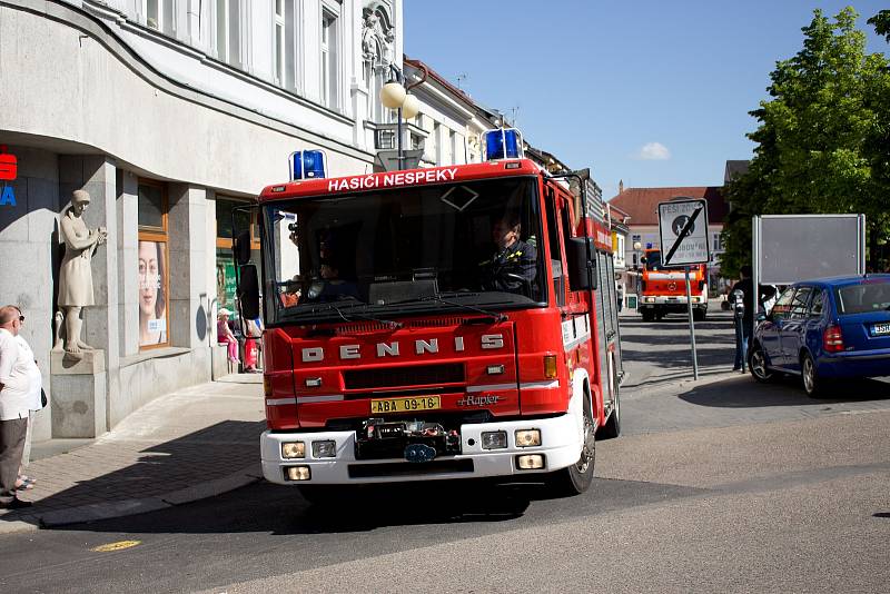 Hasičský den na Konopišti zahájili účastníci na Masarykově náměstí v Benešově.