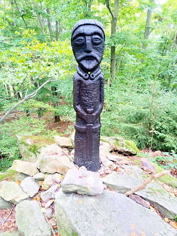 Dřevěná socha keltského válečníka na Malém Blaníku.