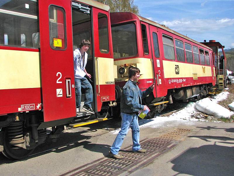 Žáci Základní školy Kouřimi na Kolínsku vystupují po nehodě z vlaku.