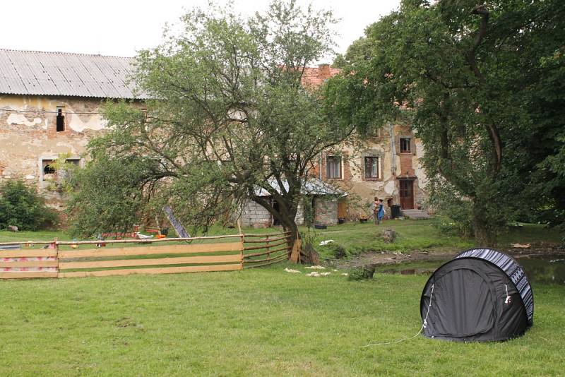 VlčkoviceFest stále pokračuje. Teprve až v neděli ráno se přítomní rozloučí bohoslužbou pod širým nebem.