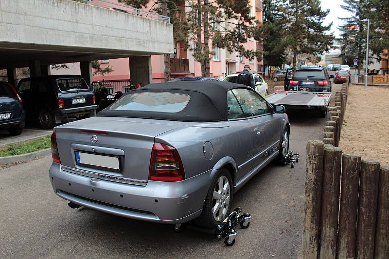 Městská policie v Benešově využívá speciální hevery na manipulaci s vozidly ve stísněném prostoru.
