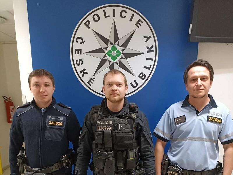 Policisté Tomáš Račanský, David Breburda a Daniel Buzek zpacifikovali nebezpečného ozbrojeného pachatele přímo v ordinaci chirurgie Nemocnice Rudolfa a Stefanie v Benešově.