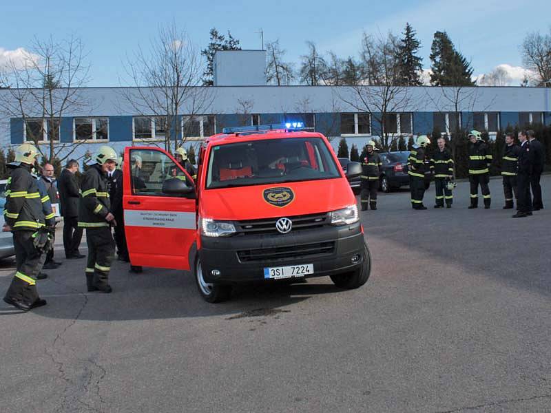 RZA Volkswagen s tříčlennou hasičskou jednotkou je od středy zařazený do ostrých výjezdů. 