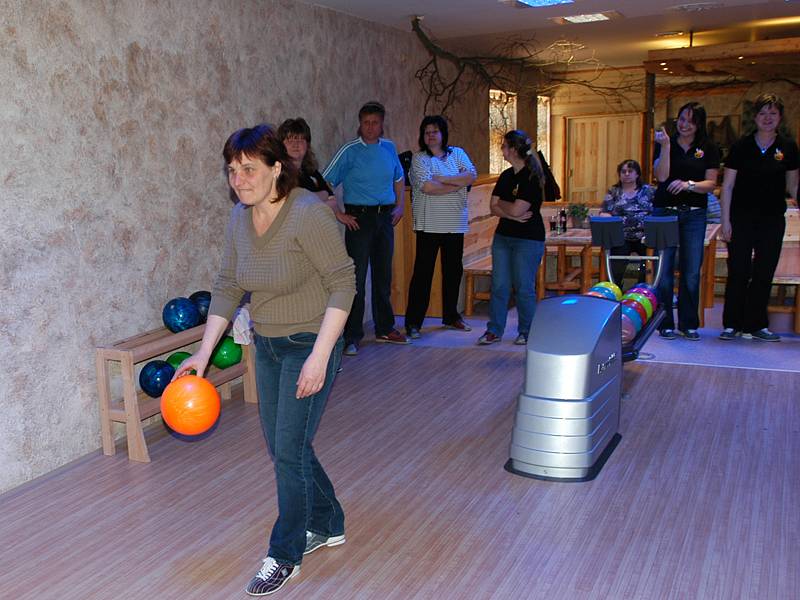 Praktická výuka žáků z Katušky ve Stone bowling baru v Tyršově ulici.