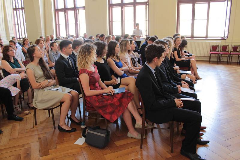 Maturanti oktávy Gymnázia Benešov si v pátek 8. června slavnostně převzali svá maturitní vysvědčení z rukou třídního profesora Zdeňka Dvořáka.