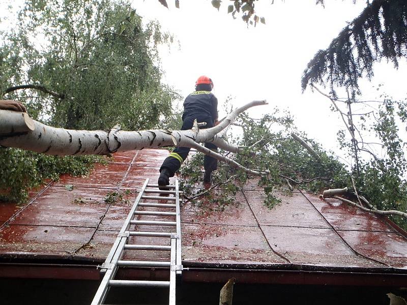 Požár domu ve Věšíně a pád břízy na chatu u Zruče nad Sázavou. 