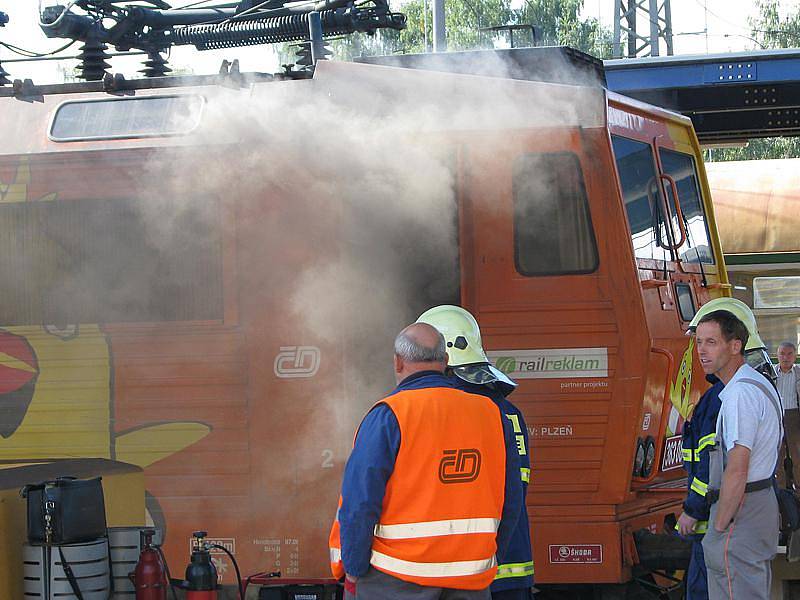 Požár elektrické lokomotivy rychlíku R 642 na benešovském nádraží.