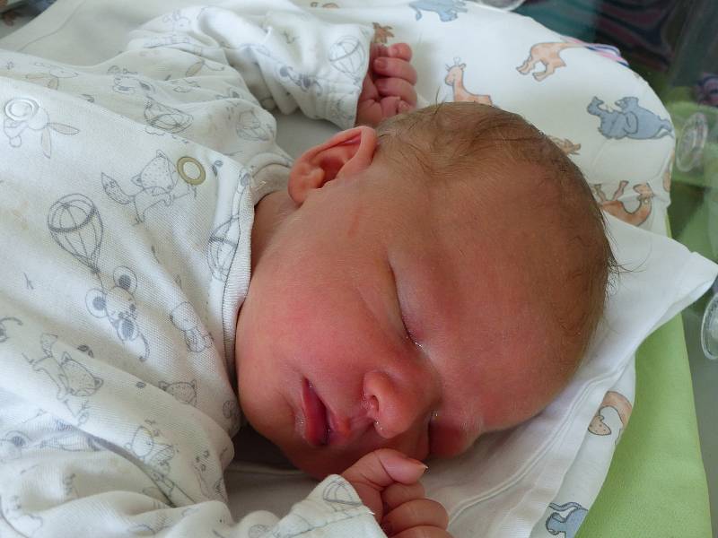 Ema Boubínová se narodila 16. července 2021 v kolínské porodnici, vážila 4220 g a měřila 51 cm. Do Uhlířských Janovic odjela s bráškou Matyášem (3) a rodiči Kristýnou a Petrem.