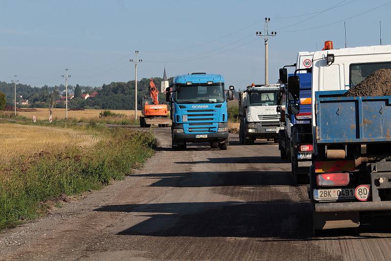 Rekonstrukce silnice II/112 by měla skončit do začátku října. Na snímku je úsek mezi Chotýšany a Brukem.