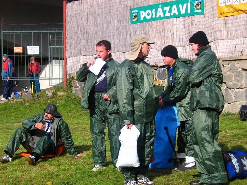 Několik desítek vodáků si letos naposled přijelo užít řeku Sázavu