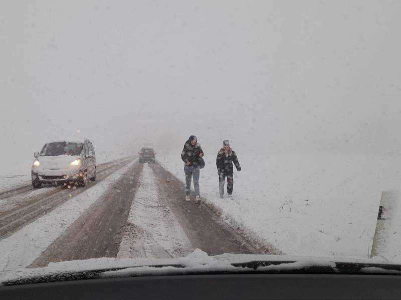 Sněhem zapadaná silnice II/112 u Struhařova.