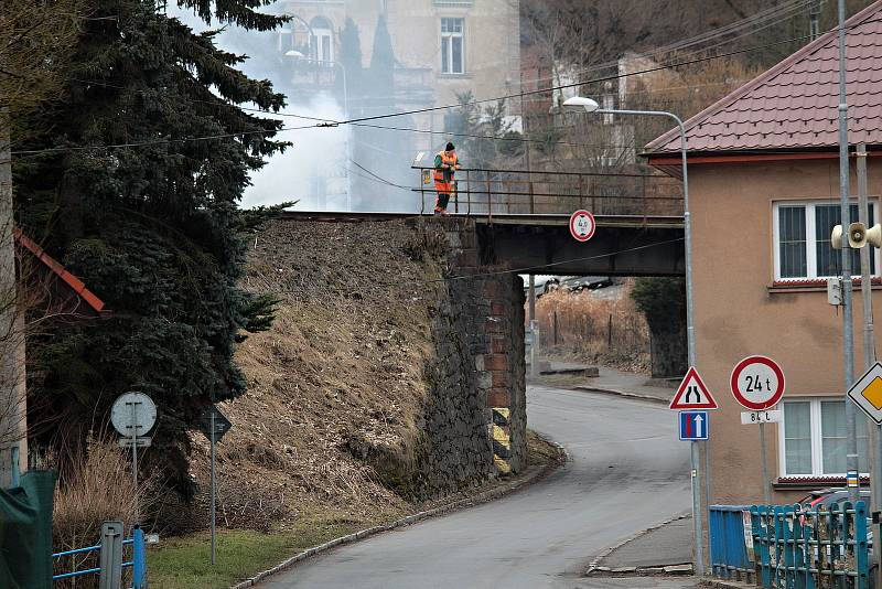 Podjezd pod železnicí s výpadovkou ze Sázavy k dálnici D1. Pohled z  Benešovské ulice.