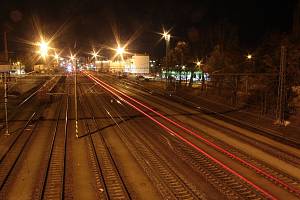 Noční vlakové nádraží v Benešově.