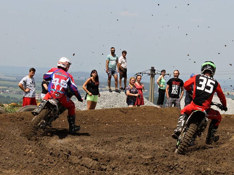 Po rozpravě s jezdci následovaly první a druhé finálové jízdy kategorií hobby MX2, veterán, hobby MX1, 85 ccm, MX2 a MX1.