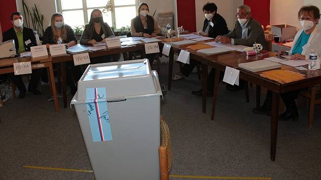 Volební komise ve Voticích.