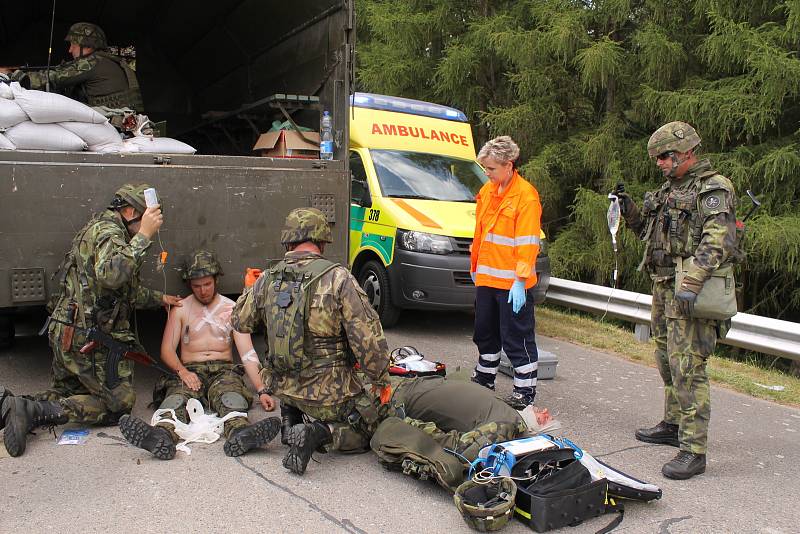 Příslušníci Aktivních záloh AČR nacvičovali na přehradě Švihov na Želivce ochranu strategických objektů.