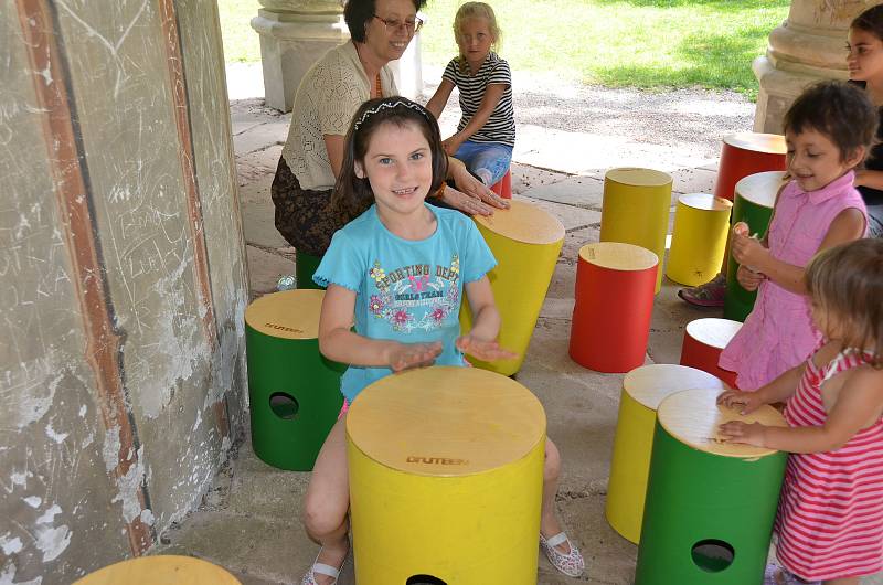 Děti si u Čínského pavilonu vyzkoušely nejen lanovou dráhu, ale také různé soutěžní disciplíny či netradiční bubny.