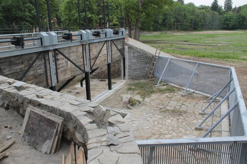 Revitalizace Konopišťského rybníka se chýlí ke konci.