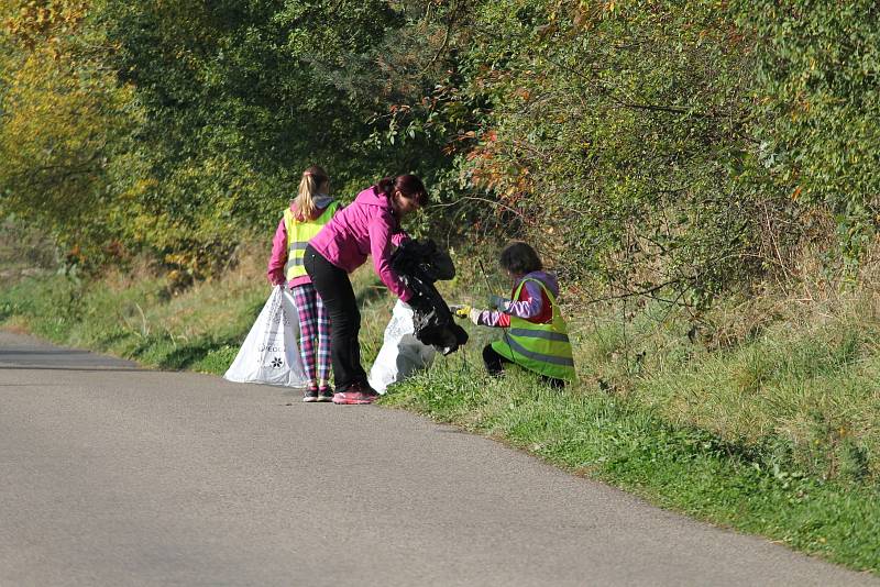 Uklízení příkopů kolem cest měli dobrovolníci v Netvořicích v sobotu 14. října už počtvrté.