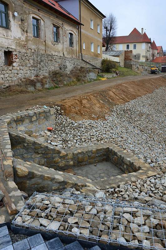 Z rekonstrukce Pivovarského rybníka v Louňovicích pod Blaníkem.
