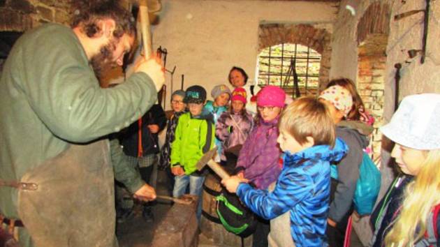 Děti navštívily kováře, přadlenu i keramickou dílnu.