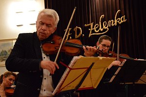 Na galakoncertu k poctě Jana Dismase Zelenky zahrál houslový virtuos Jaroslav Svěcený.