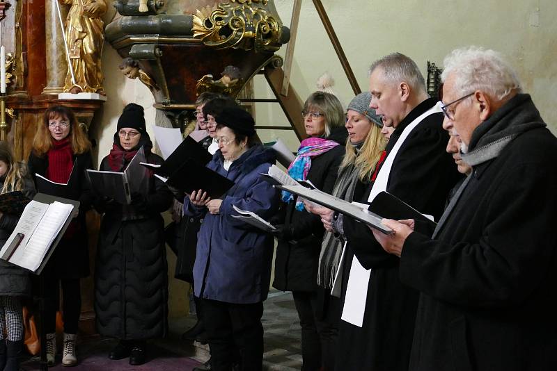 Z adventního koncertu pěveckého sboru Jordánek v kostele ve Střezimíři.