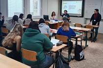 Setkání a anglická konverzace se studenty z různých zemí světa motivuje i žáky vlašimské obchodní akademie ke studiu angličtiny.