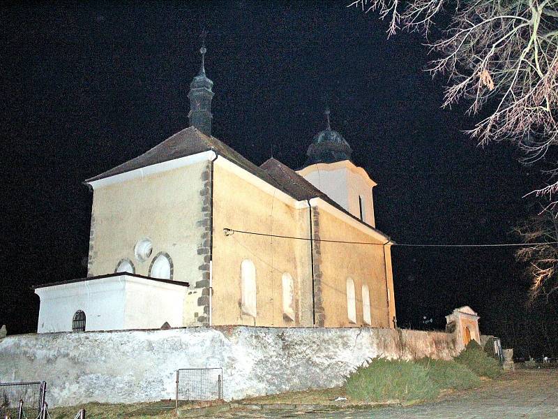 Na znak Vysokého Újezdu se dostal také raně gotický kostel Narození Panny Marie.