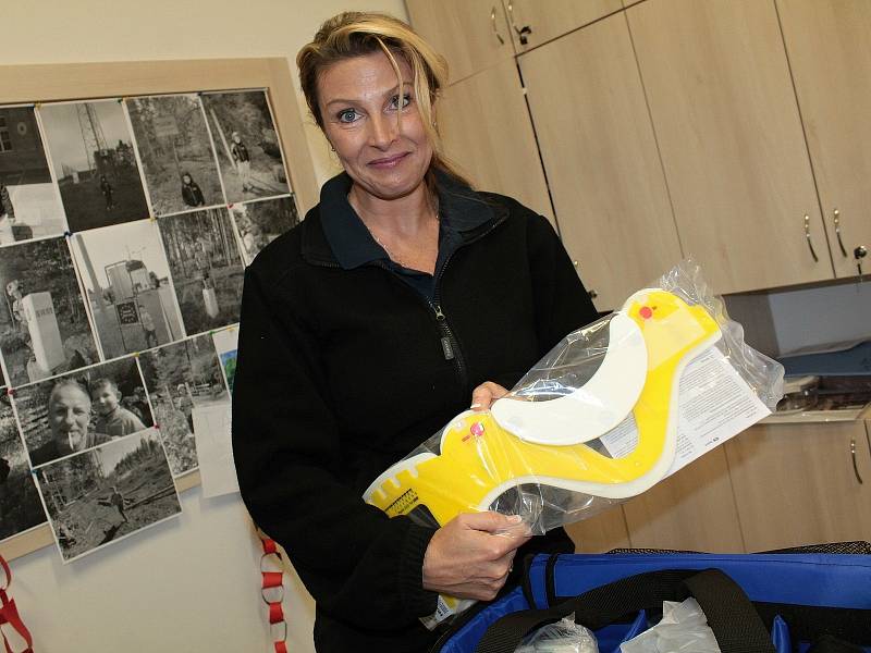 Strážnice Městské policie v Benešově Andrea Hráská ukázala výbavu záchranářské tašky.