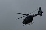 Vážně zraněnou řidičku transportoval vrtulník do pražské nemocnice. 