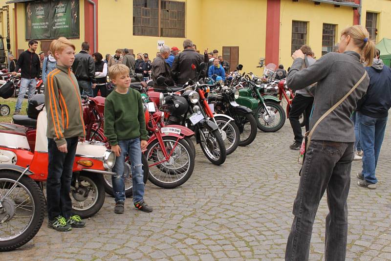 Na nádvoří pivovaru návštěvníci oslavy 120 let pivovaru obdivovali krásu naleštěných automobilových a motocyklových veteránů.