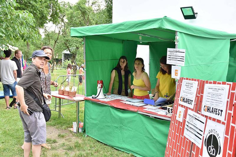 Výtěžek letošního festivalu CihlaFest půjde na opravu střechy Fary.