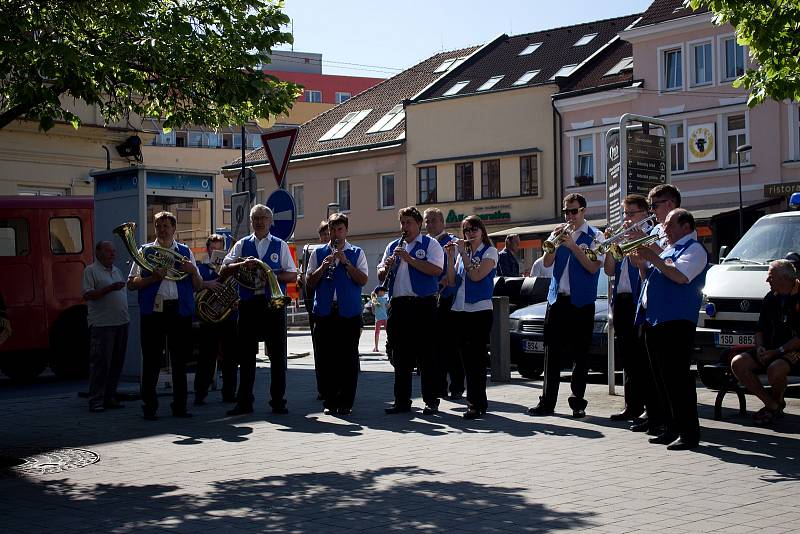 Hasičský den na Konopišti zahájili účastníci na Masarykově náměstí v Benešově.