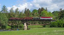 Zvláštní nákladní manipulační vlak tažený 'Zamračenou' na mostě u Vlastějovic.