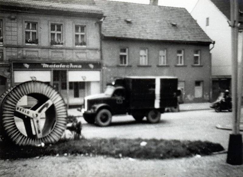 Ruský vojenský automobil ve Vlašimi na Žižkově náměstí.