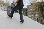 Jezdci si ve všebořickém skateparku stěžují na rozbité překážky. Za třicetikorunové vstupné je podle nich možné park spravovat lépe.