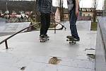 Jezdci si ve všebořickém skateparku stěžují na rozbité překážky. Za třicetikorunové vstupné je podle nich možné park spravovat lépe.