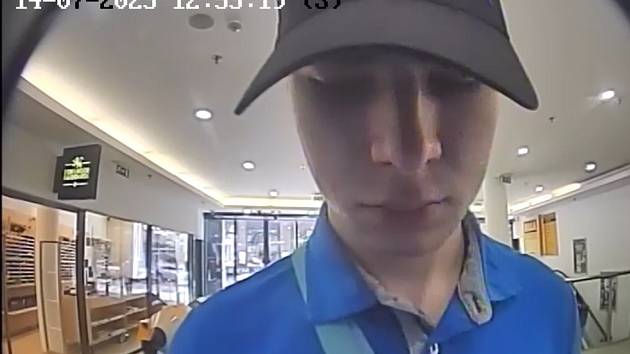 Peníze vybral neznámý muž z bankomatů v Praze. Hledá ho policie