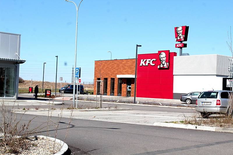 Parkoviště u KFC v Benešově.