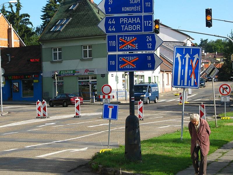 Světelná křižovatka je kvůli opravě plynovodu a později položení „tichého asfaltu" do 25. září uzavřená. Zákaz vjezdu si někteří řidiči vysvětlují flexibilně.