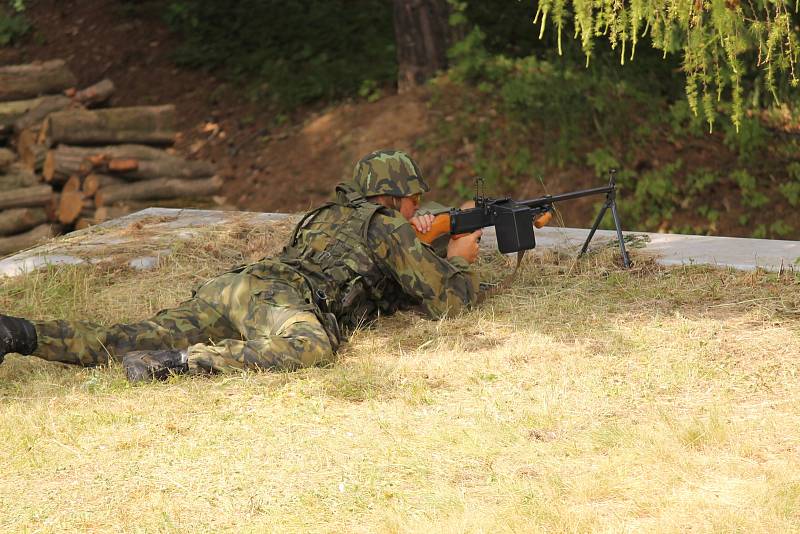 Příslušníci Aktivních záloh AČR nacvičovali na přehradě Švihov na Želivce ochranu strategických objektů.