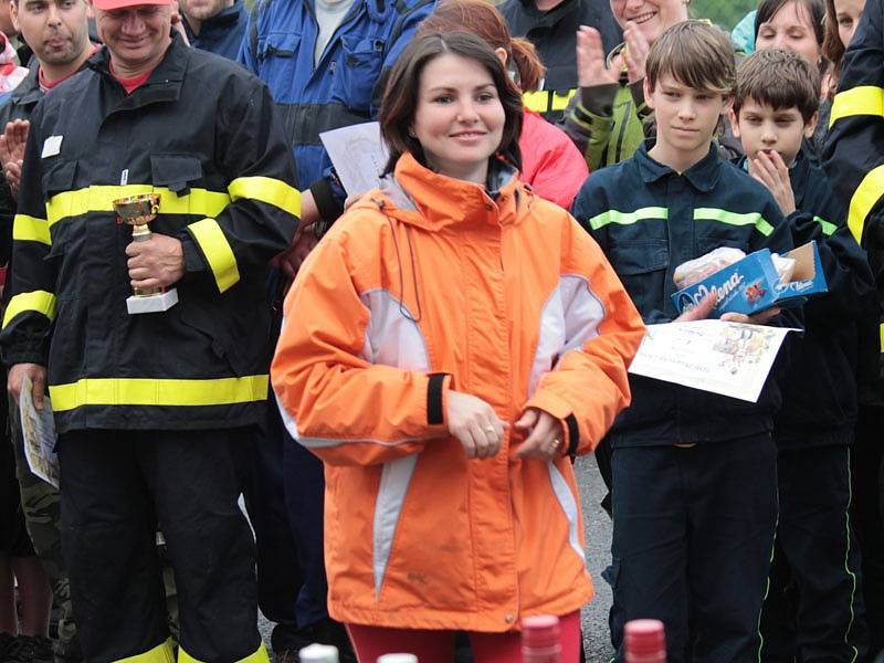 Déšť znemožnil regulérní soutěž v Prosenické Lhotě, tak hasičská družstva provětrala požární stříkačky jen rekreačně.