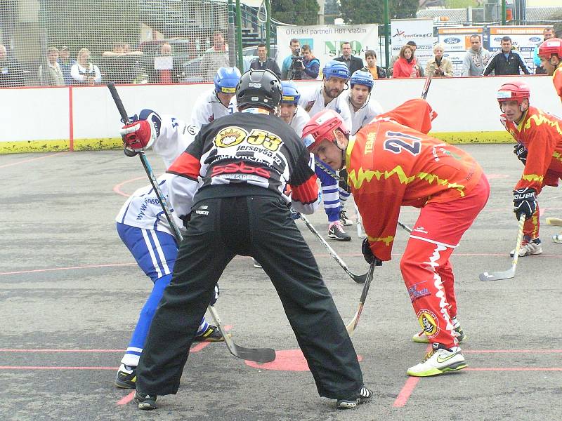 Finále extraligy hokejbalu Vlašim - Hradec Králové. 