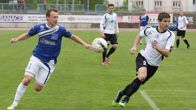 Jiří Petrů (v bílém) zápas v Ústí rozhodl a velkým dílem přispěl k záchraně Vlašimi.  