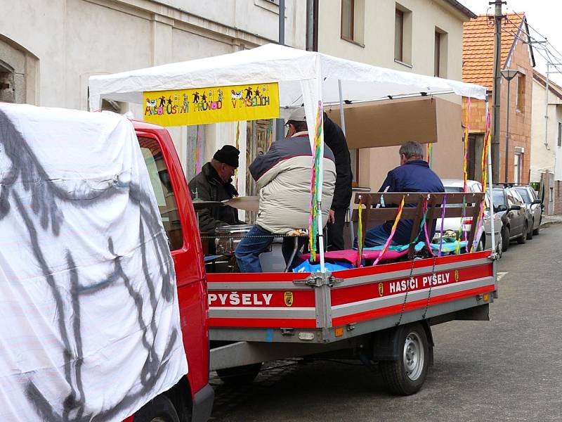 Masopust zahájili také v Pyšelích, a to tradičním průvodem masek.