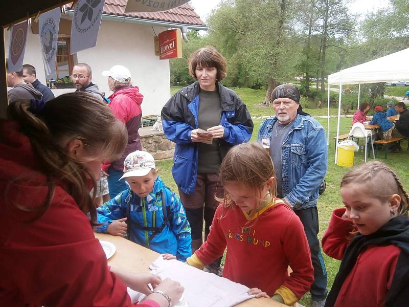 Drahý kov rýžovali účastníci Cesty za zlatem v připravených kádích.