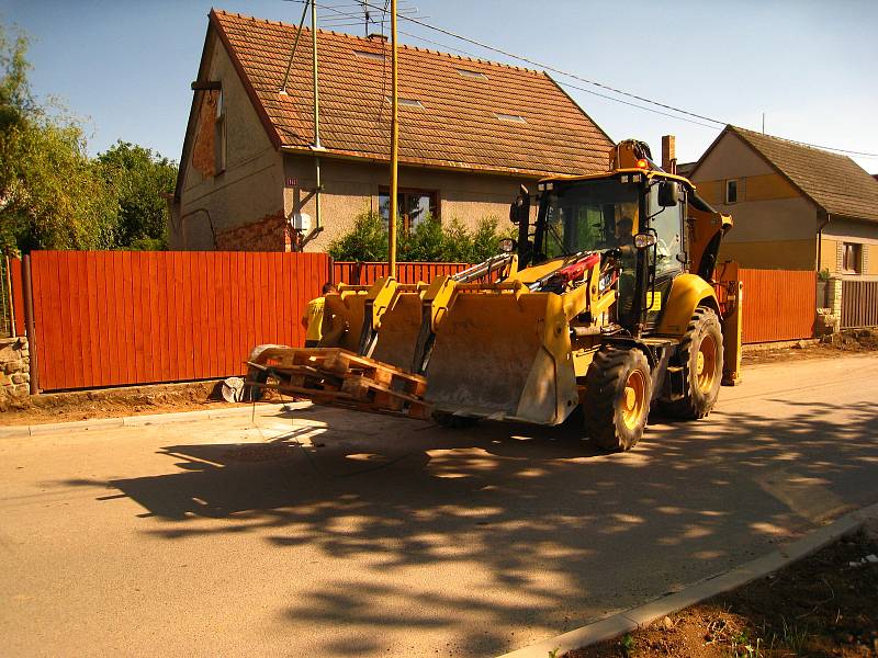 Školáci budou chodit po opravených chodnících a nově se dostanou do školy bezpečněji, přes přechod.