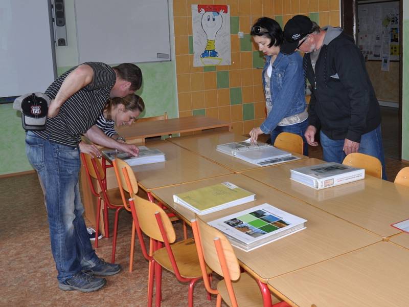 Součástí oslav pětašedesátého výročí ZŠ Postupice byla výstava fotografií, kvízy či loutkové divadlo.